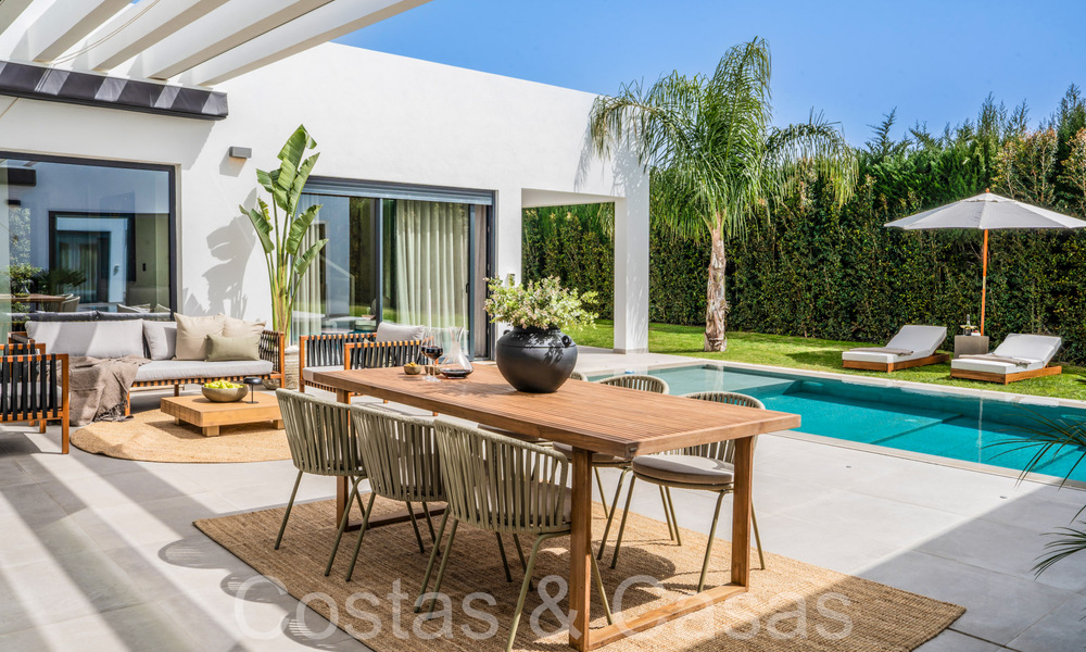 Stylish, modern single-storey luxury villa for sale in a golf area near Estepona centre 66770