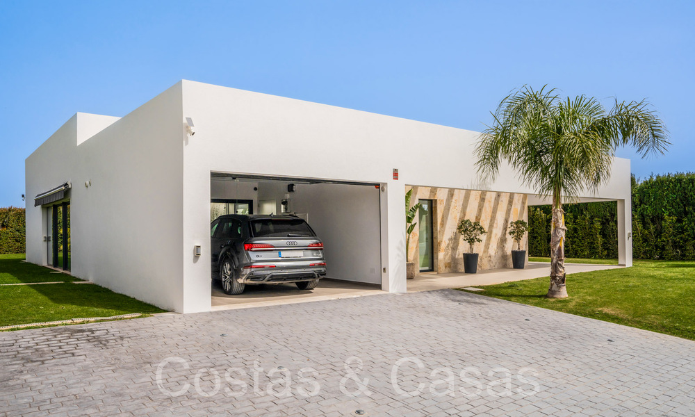 Stylish, modern single-storey luxury villa for sale in a golf area near Estepona centre 66778