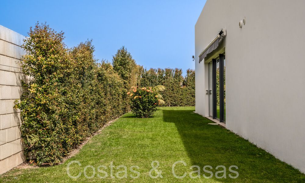 Stylish, modern single-storey luxury villa for sale in a golf area near Estepona centre 66779