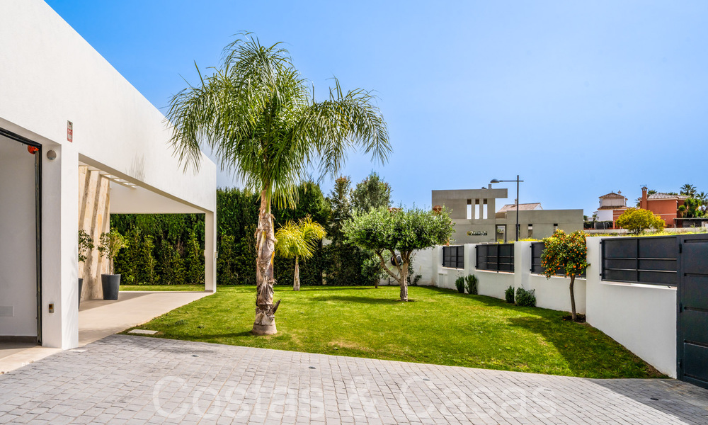 Stylish, modern single-storey luxury villa for sale in a golf area near Estepona centre 66780