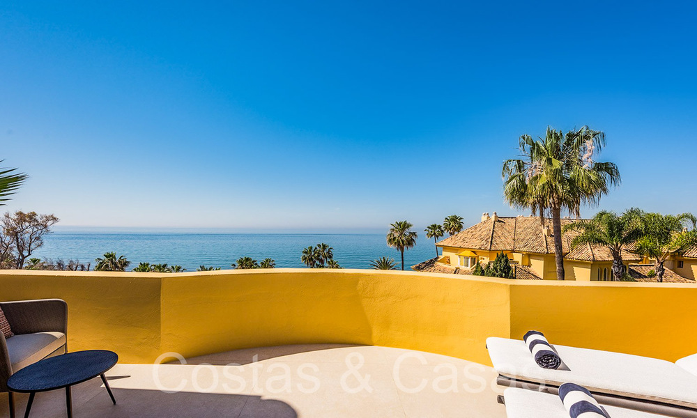 Elegantly renovated luxury penthouse for sale by the sea with beautiful sea views east of Marbella centre 67121