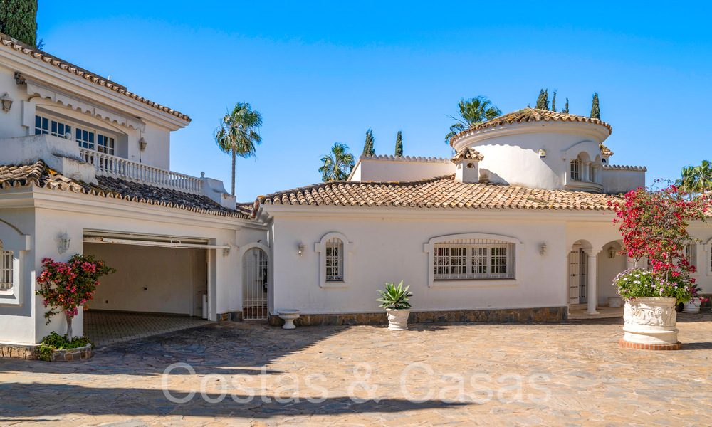 Luxury villa with Andalusian charm for sale in a privileged urbanization close to the golf courses in Marbella - Benahavis 67615