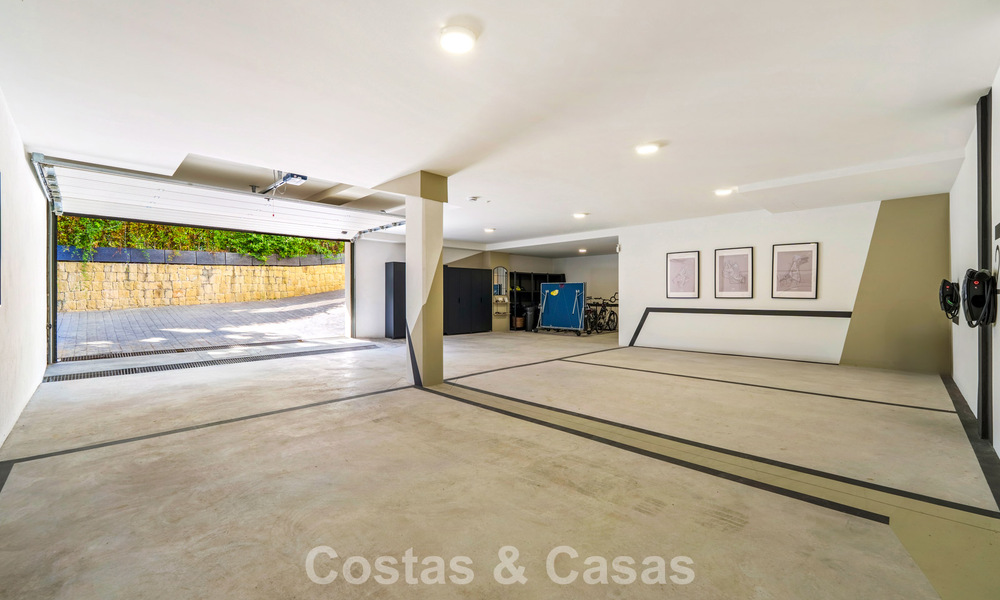 Modernist luxury villa for sale in an exclusive, gated residential area on Marbella's Golden Mile 787636