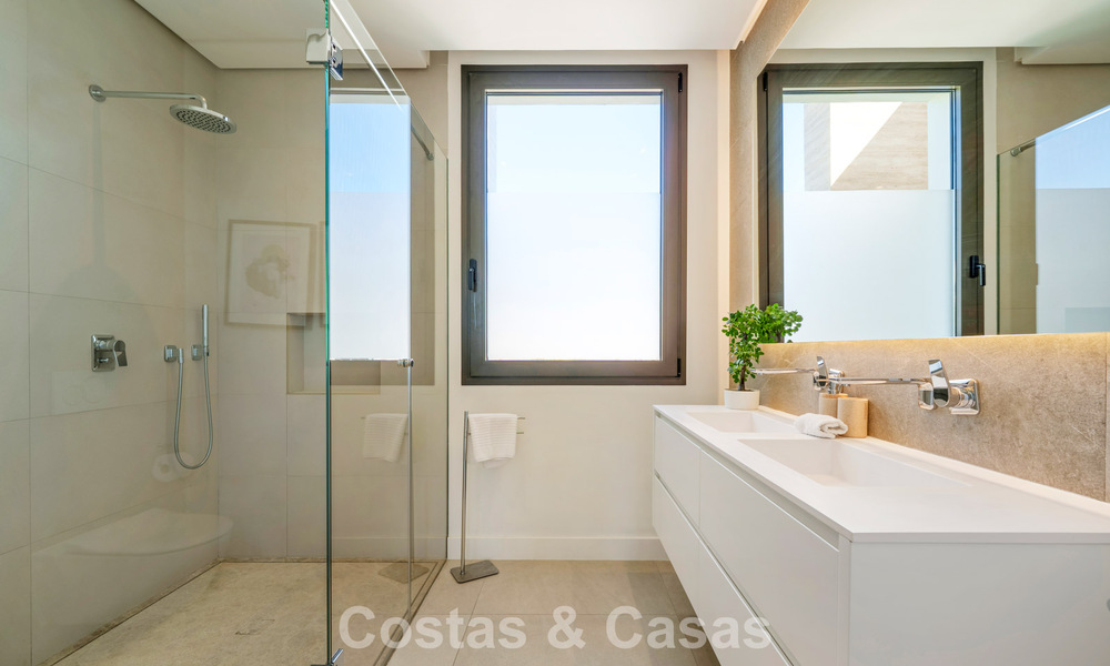 Modernist luxury villa for sale in an exclusive, gated residential area on Marbella's Golden Mile 787637