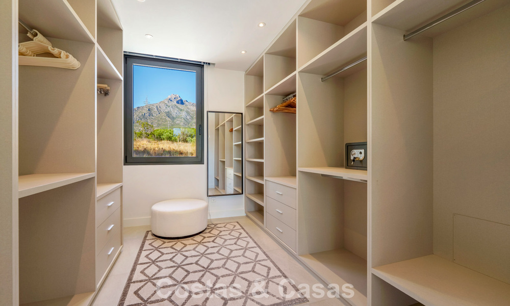 Modernist luxury villa for sale in an exclusive, gated residential area on Marbella's Golden Mile 787643