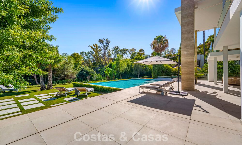 Modernist luxury villa for sale in an exclusive, gated residential area on Marbella's Golden Mile 787652