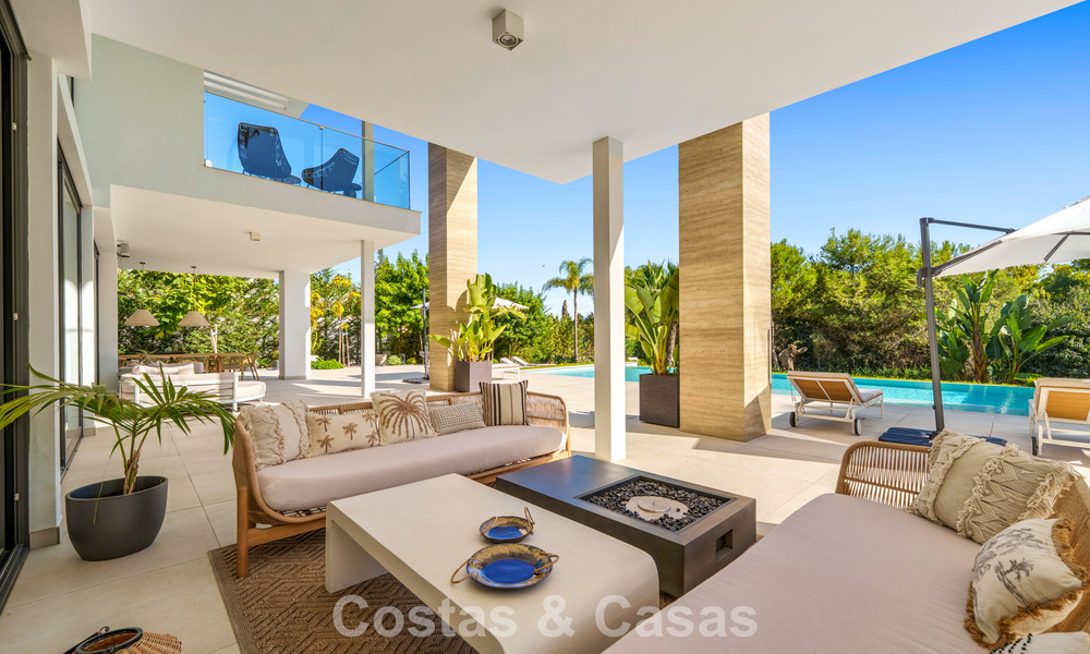 Modernist luxury villa for sale in an exclusive, gated residential area on Marbella's Golden Mile 787653