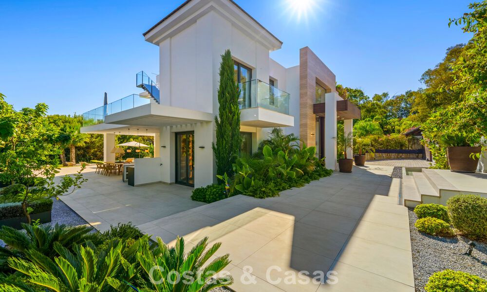 Modernist luxury villa for sale in an exclusive, gated residential area on Marbella's Golden Mile 787659