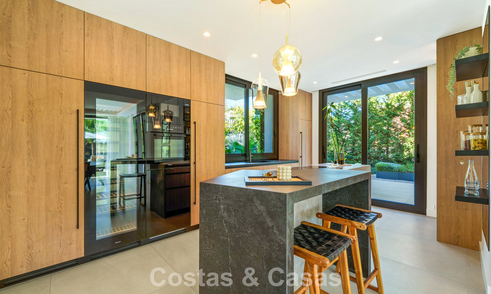 Modernist luxury villa for sale in an exclusive, gated residential area on Marbella's Golden Mile 787661