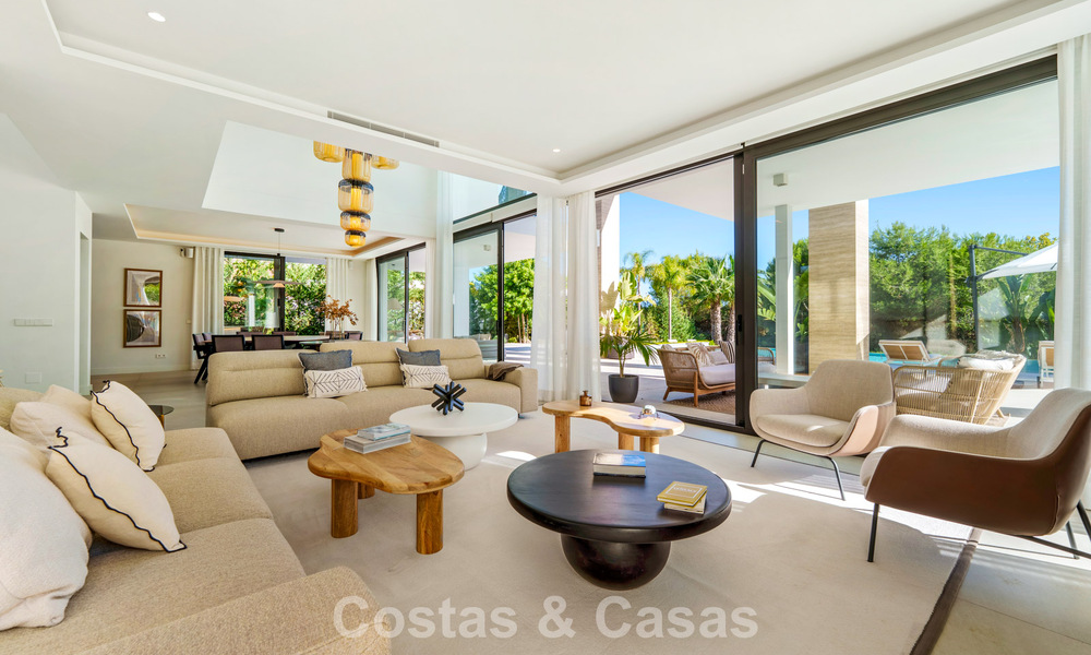 Modernist luxury villa for sale in an exclusive, gated residential area on Marbella's Golden Mile 787664