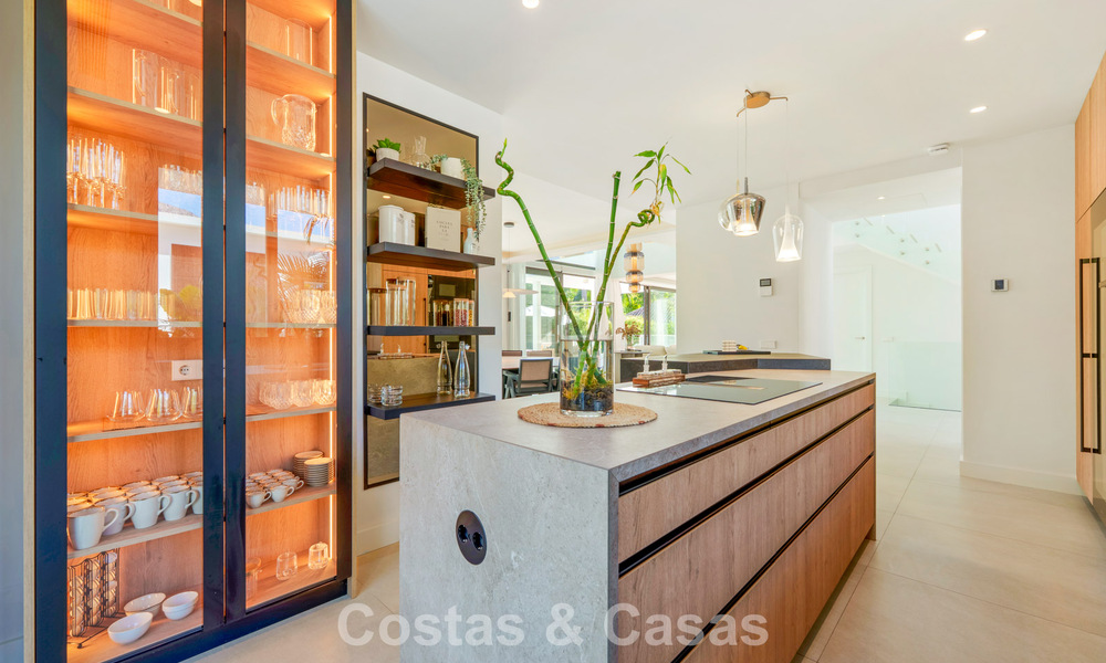 Modernist luxury villa for sale in an exclusive, gated residential area on Marbella's Golden Mile 787669