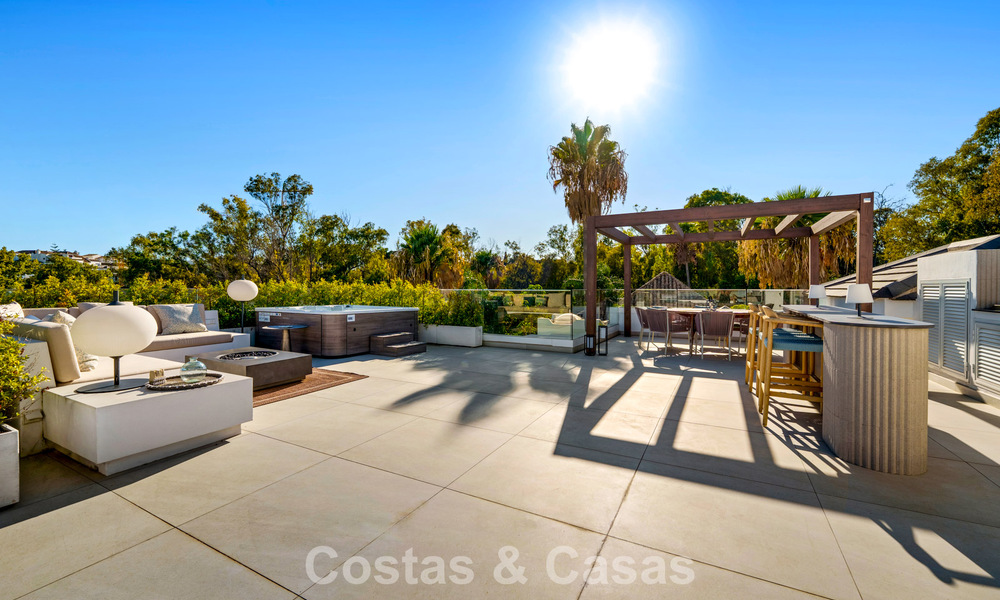 Modernist luxury villa for sale in an exclusive, gated residential area on Marbella's Golden Mile 787672