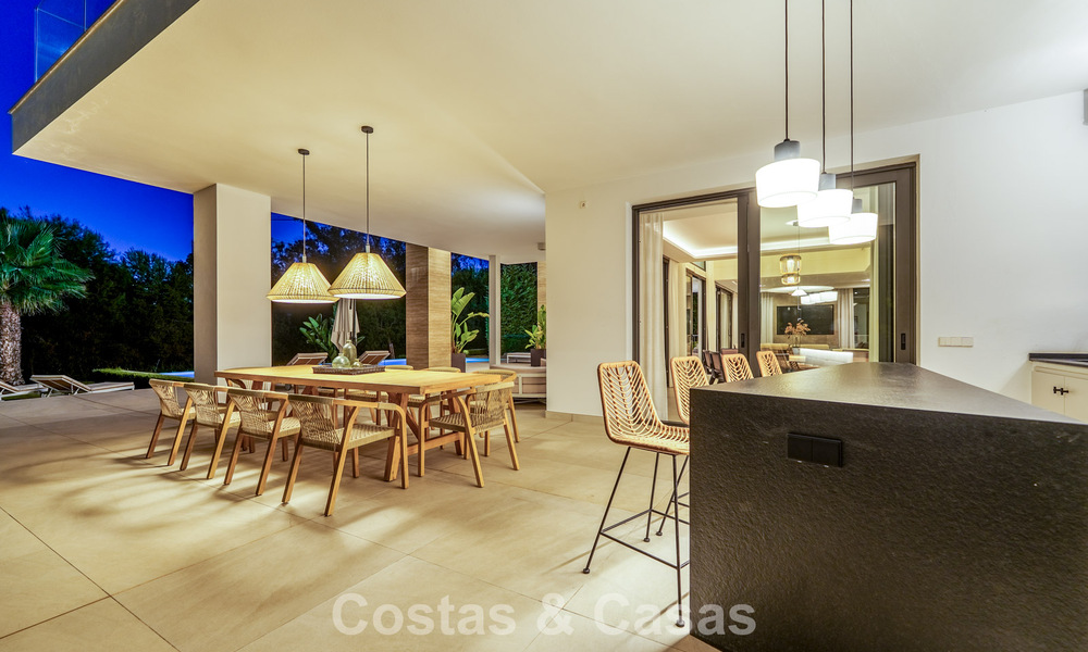 Modernist luxury villa for sale in an exclusive, gated residential area on Marbella's Golden Mile 787679