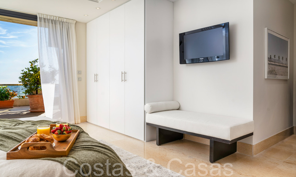 Luxurious apartment for sale with unobstructed, panoramic sea views in Nueva Andalucia, Marbella 68093