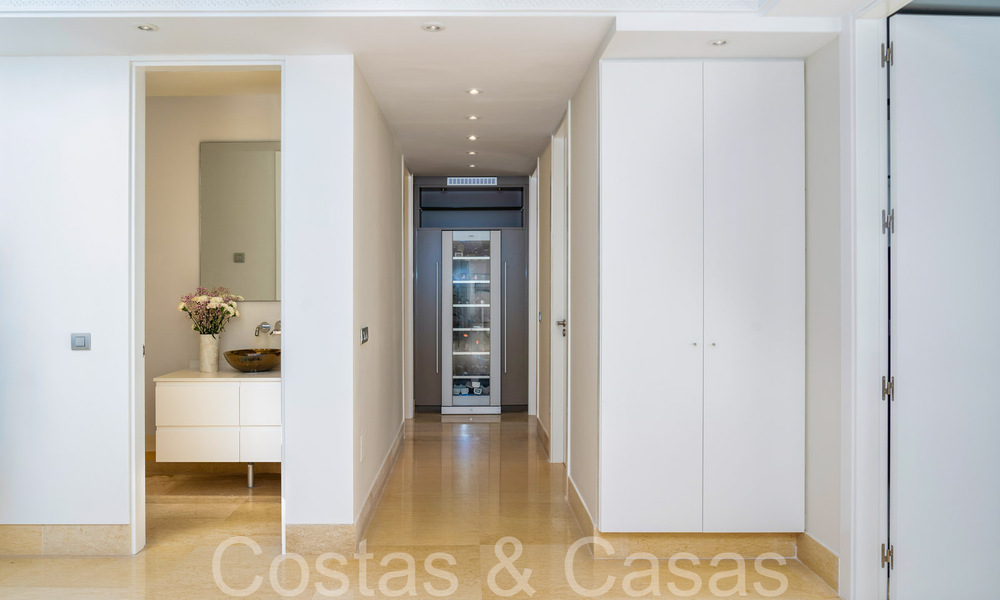 Luxurious apartment for sale with unobstructed, panoramic sea views in Nueva Andalucia, Marbella 68101