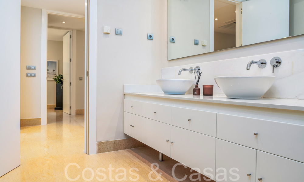 Luxurious apartment for sale with unobstructed, panoramic sea views in Nueva Andalucia, Marbella 68106