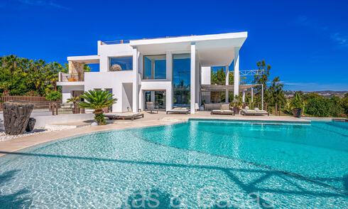 Ready to move, high-end designer villa for sale, frontline golf with sea views in Benahavis - Marbella 68419