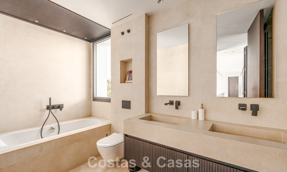 Spacious, modernist luxury villa for sale overlooking the golf course in Benahavis - Marbella 792500