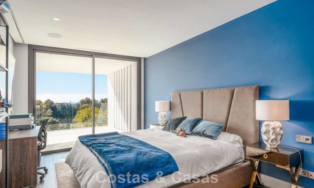 Spacious, modernist luxury villa for sale overlooking the golf course in Benahavis - Marbella 792501