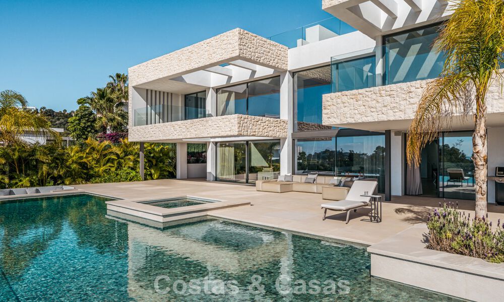 Spacious, modernist luxury villa for sale overlooking the golf course in Benahavis - Marbella 792504