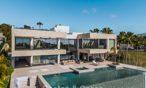 Spacious, modernist luxury villa for sale overlooking the golf course in Benahavis - Marbella 792545