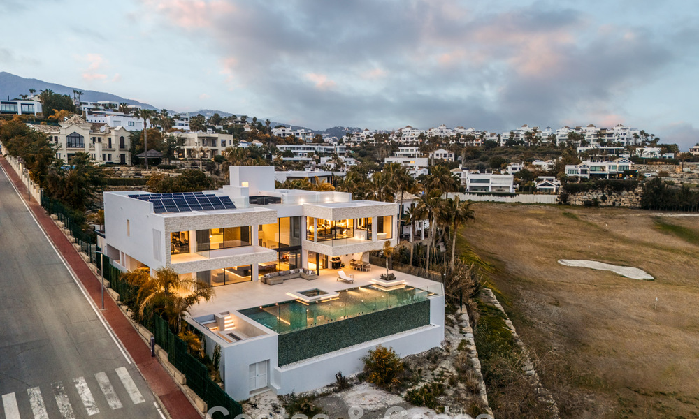 Spacious, modernist luxury villa for sale overlooking the golf course in Benahavis - Marbella 792551