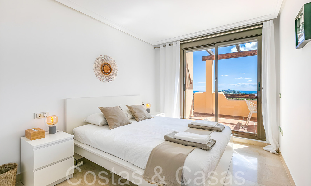 Ready to move in luxury penthouse with magnificent views of the golf course and the Mediterranean Sea for sale in Benahavis - Marbella 69603