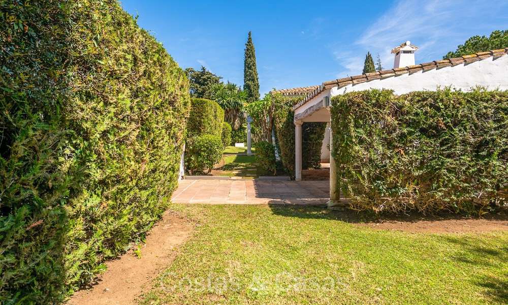 Charming single storey luxury villa for sale in a prestigious area, in East Marbella 73001