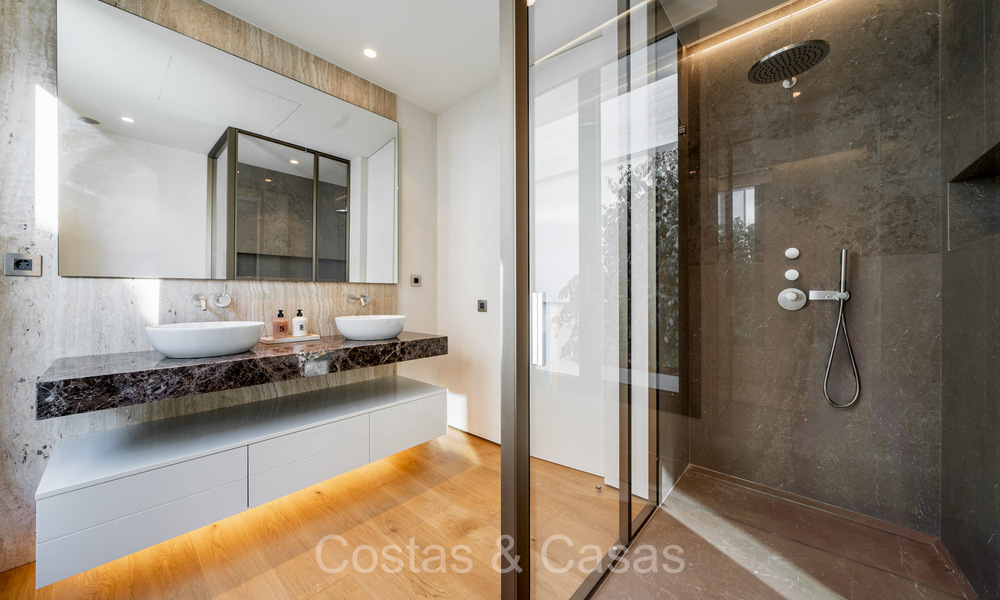 Move-in ready, prestigious duplex apartment for sale in a chic resort-style complex on Marbella’s Golden Mile 73858