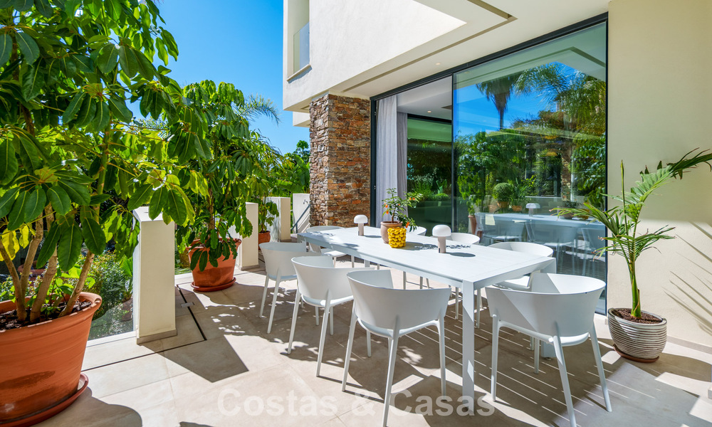 Move-in ready, luxury villa for sale within walking distance of a golf clubhouse on the New Golden Mile, Marbella - Estepona 805987