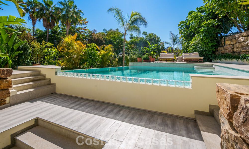Move-in ready, luxury villa for sale within walking distance of a golf clubhouse on the New Golden Mile, Marbella - Estepona 805991