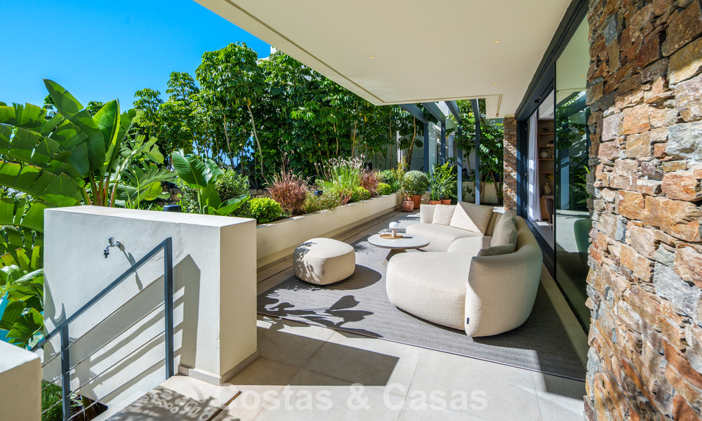 Move-in ready, luxury villa for sale within walking distance of a golf clubhouse on the New Golden Mile, Marbella - Estepona 805992