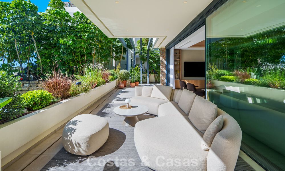 Move-in ready, luxury villa for sale within walking distance of a golf clubhouse on the New Golden Mile, Marbella - Estepona 805993