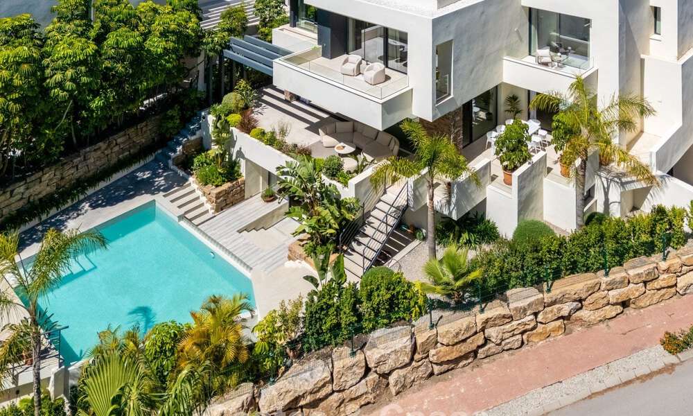 Move-in ready, luxury villa for sale within walking distance of a golf clubhouse on the New Golden Mile, Marbella - Estepona 805994