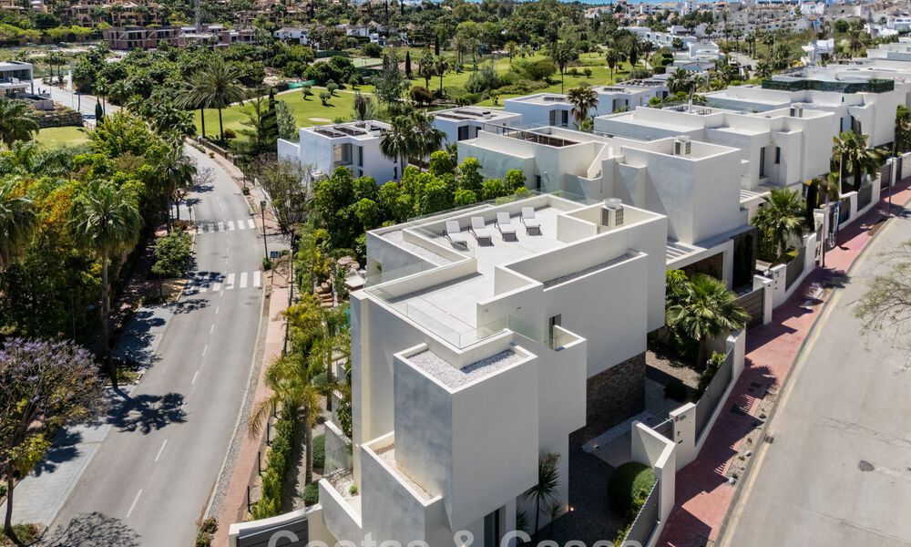 Move-in ready, luxury villa for sale within walking distance of a golf clubhouse on the New Golden Mile, Marbella - Estepona 805995