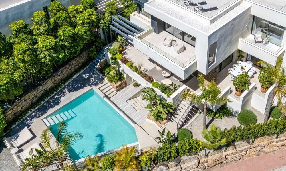 Move-in ready, luxury villa for sale within walking distance of a golf clubhouse on the New Golden Mile, Marbella - Estepona 805998