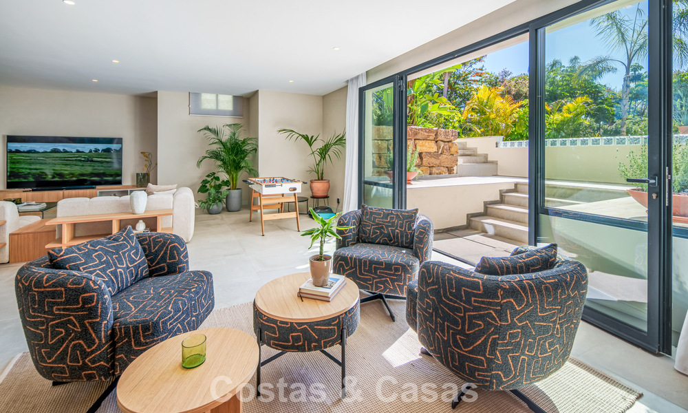 Move-in ready, luxury villa for sale within walking distance of a golf clubhouse on the New Golden Mile, Marbella - Estepona 805999