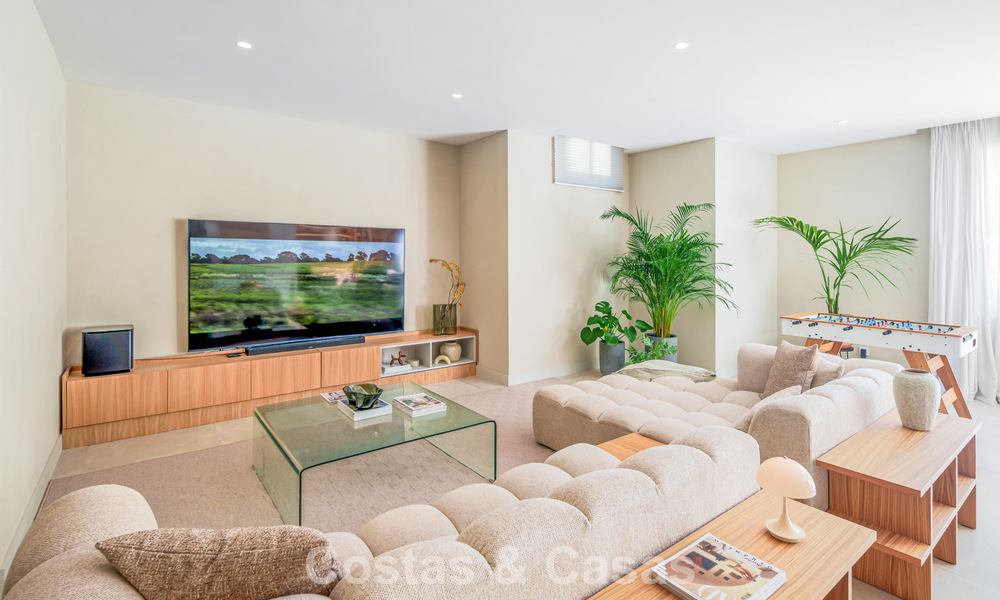 Move-in ready, luxury villa for sale within walking distance of a golf clubhouse on the New Golden Mile, Marbella - Estepona 806000