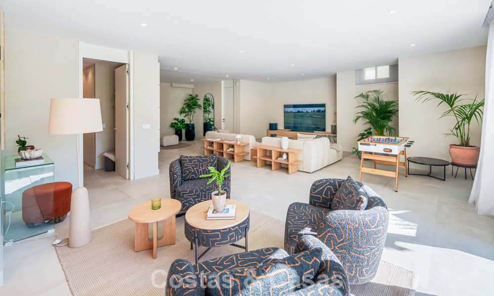 Move-in ready, luxury villa for sale within walking distance of a golf clubhouse on the New Golden Mile, Marbella - Estepona 806001