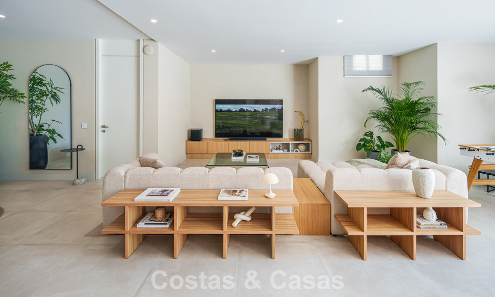 Move-in ready, luxury villa for sale within walking distance of a golf clubhouse on the New Golden Mile, Marbella - Estepona 806002