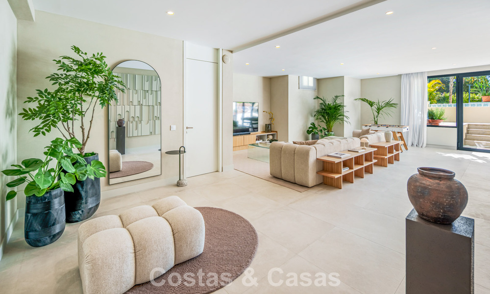 Move-in ready, luxury villa for sale within walking distance of a golf clubhouse on the New Golden Mile, Marbella - Estepona 806003