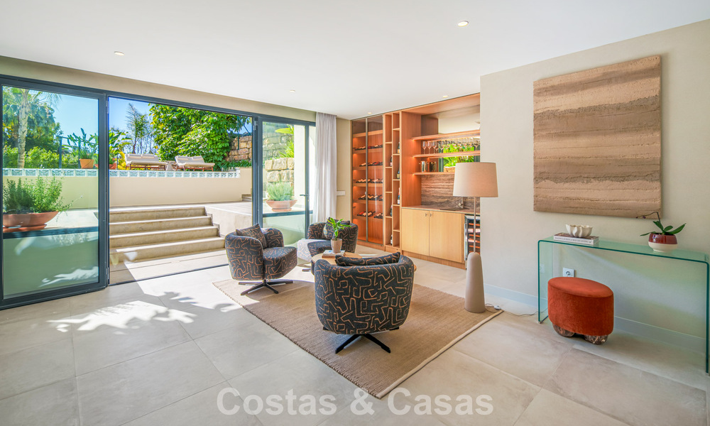 Move-in ready, luxury villa for sale within walking distance of a golf clubhouse on the New Golden Mile, Marbella - Estepona 806004