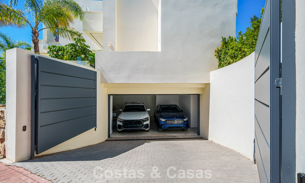 Move-in ready, luxury villa for sale within walking distance of a golf clubhouse on the New Golden Mile, Marbella - Estepona 806007
