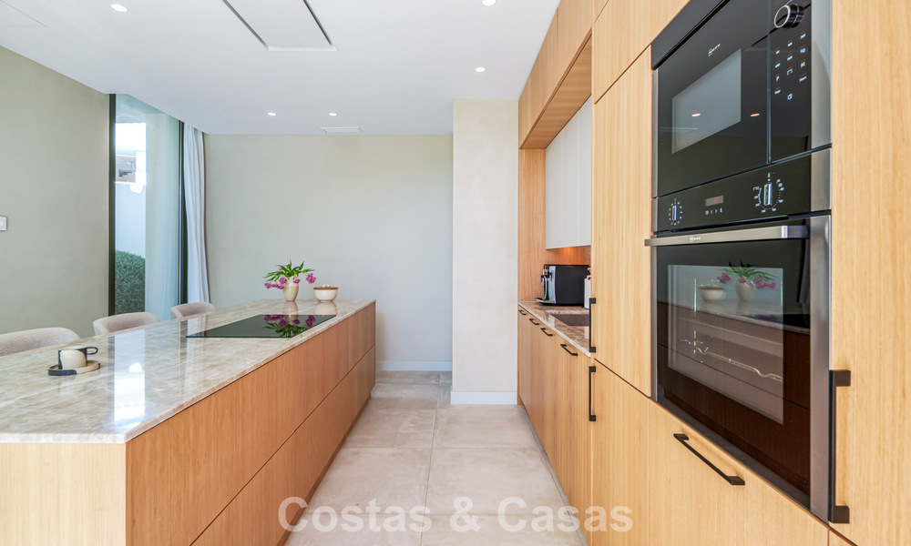 Move-in ready, luxury villa for sale within walking distance of a golf clubhouse on the New Golden Mile, Marbella - Estepona 806008