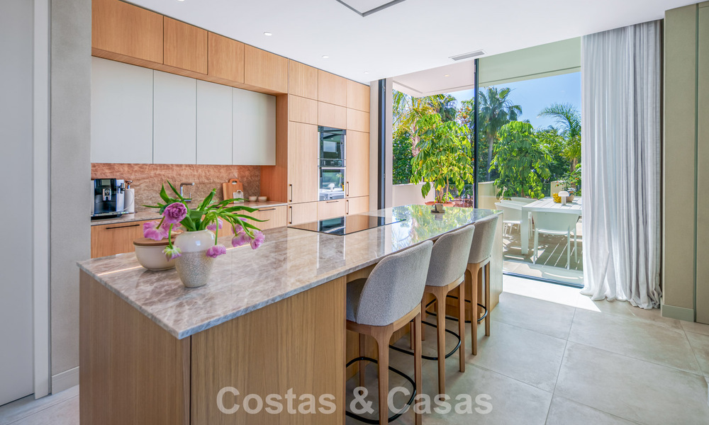 Move-in ready, luxury villa for sale within walking distance of a golf clubhouse on the New Golden Mile, Marbella - Estepona 806009