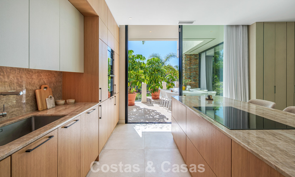Move-in ready, luxury villa for sale within walking distance of a golf clubhouse on the New Golden Mile, Marbella - Estepona 806010