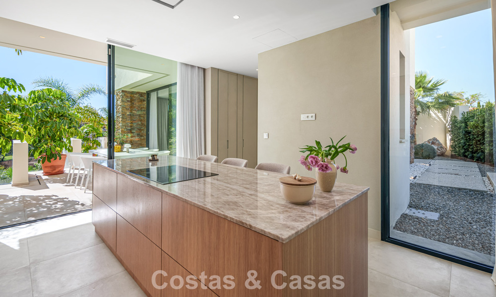 Move-in ready, luxury villa for sale within walking distance of a golf clubhouse on the New Golden Mile, Marbella - Estepona 806011