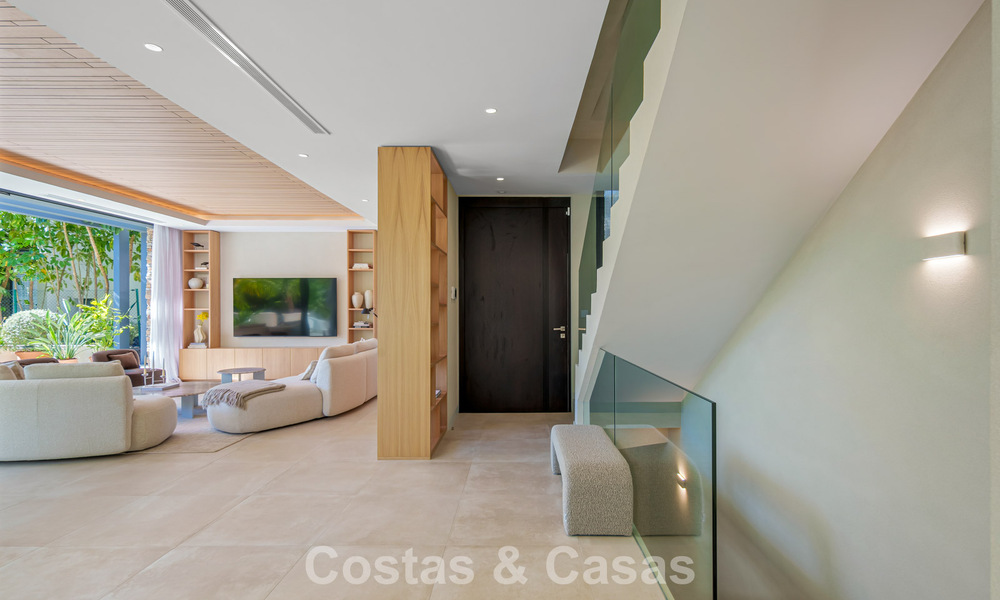 Move-in ready, luxury villa for sale within walking distance of a golf clubhouse on the New Golden Mile, Marbella - Estepona 806013