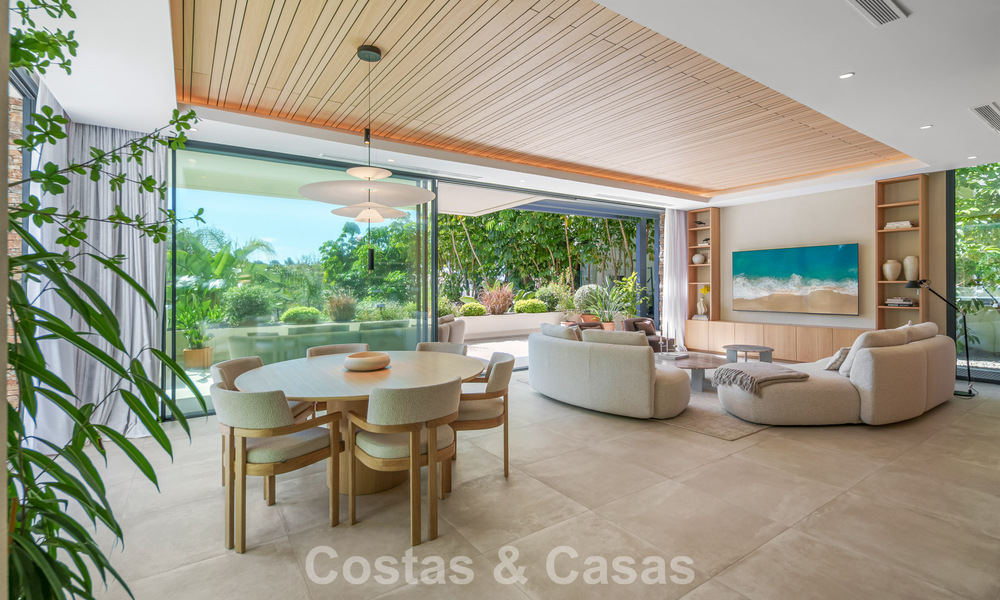 Move-in ready, luxury villa for sale within walking distance of a golf clubhouse on the New Golden Mile, Marbella - Estepona 806014