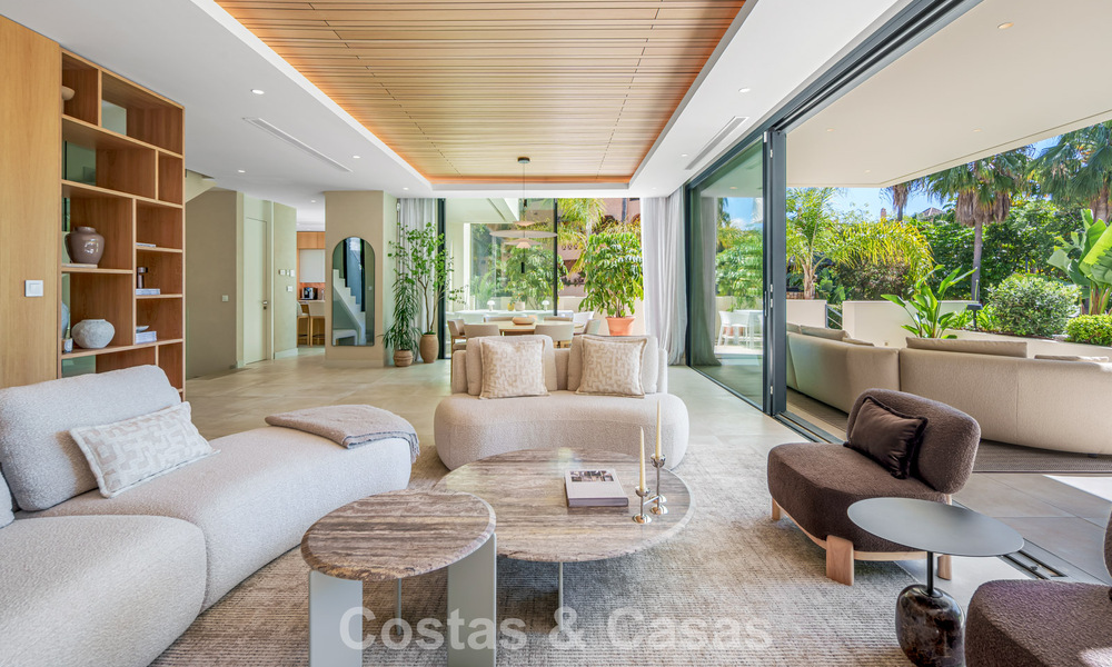Move-in ready, luxury villa for sale within walking distance of a golf clubhouse on the New Golden Mile, Marbella - Estepona 806017
